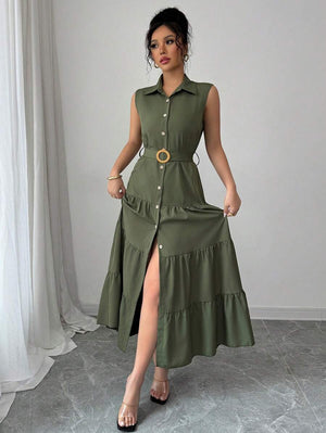 Mujer modelando un vestido camisero largo verde olivo sin mangas con cinturón.