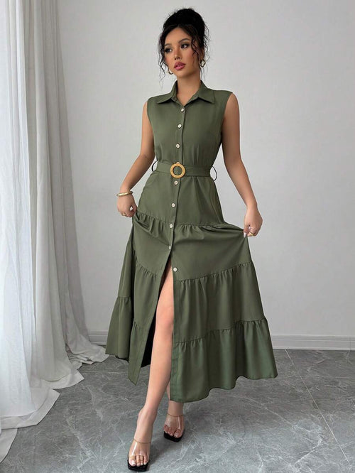 Mujer modelando un vestido camisero largo verde olivo sin mangas con cinturón.
