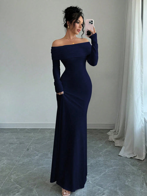 Vestido largo azul marino con hombros descubiertos