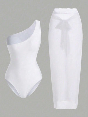 Detalle del escote asimétrico de un solo hombro del body blanco fruncido.