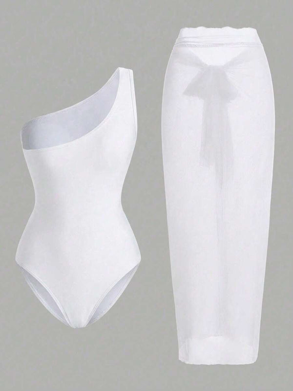 Detalle del escote asimétrico de un solo hombro del body blanco fruncido.