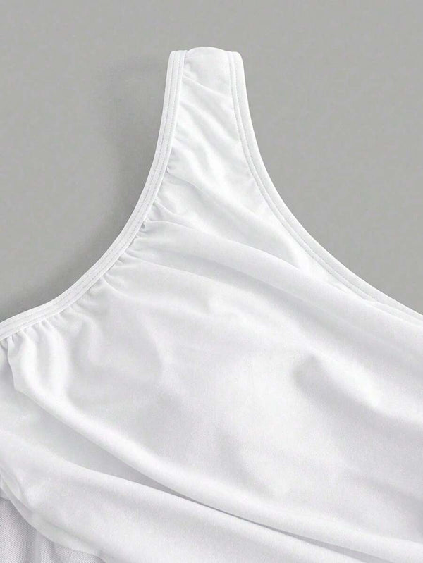 Detalle de la cintura con paneles transparentes y fruncidos del body de una pieza.