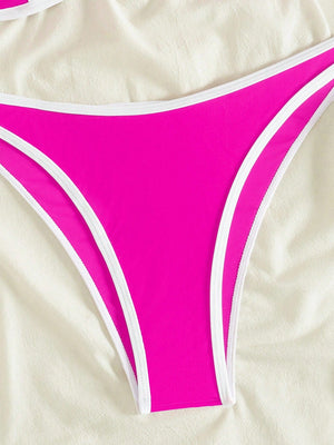 Detalle de braguita bikini bandeau multicolor con ribete en contraste corte alto