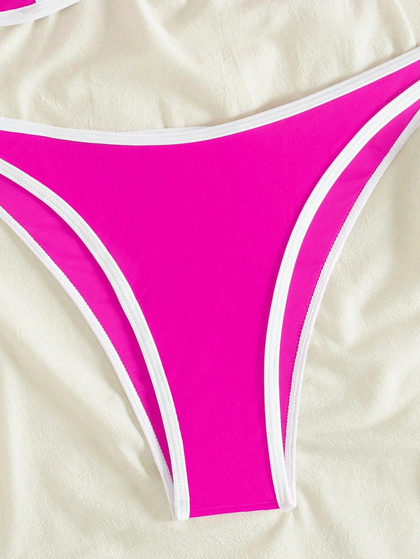 Detalle de braguita bikini bandeau multicolor con ribete en contraste corte alto