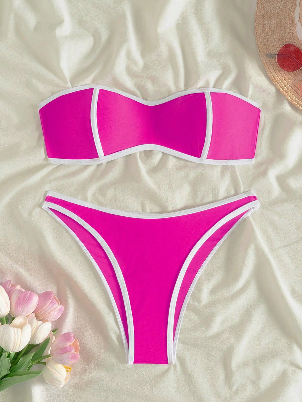 Bikini bandeau multicolor con ribete en contraste corte alto vista frontal