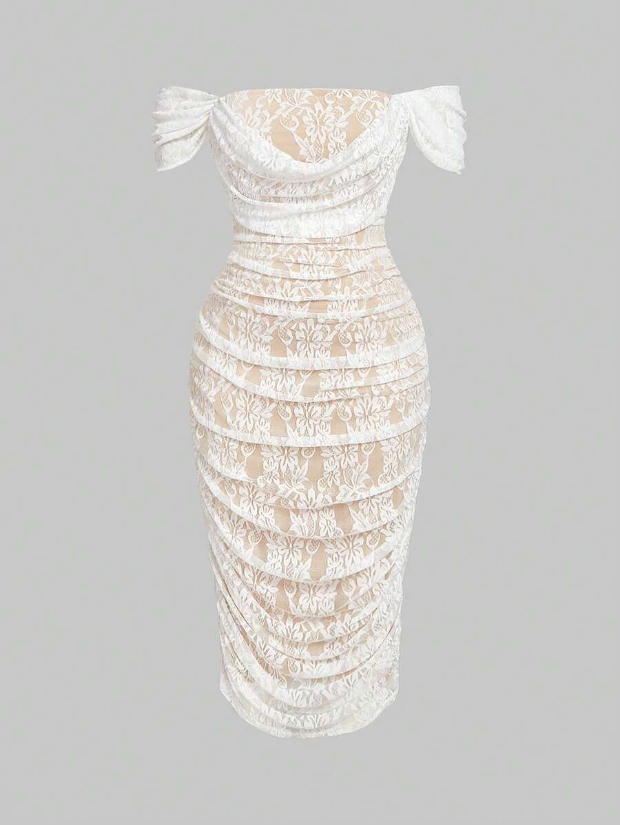 Mujer con curvas luciendo un vestido elegante de encaje blanco hueso con hombros descubiertos y cuerpo fruncido.