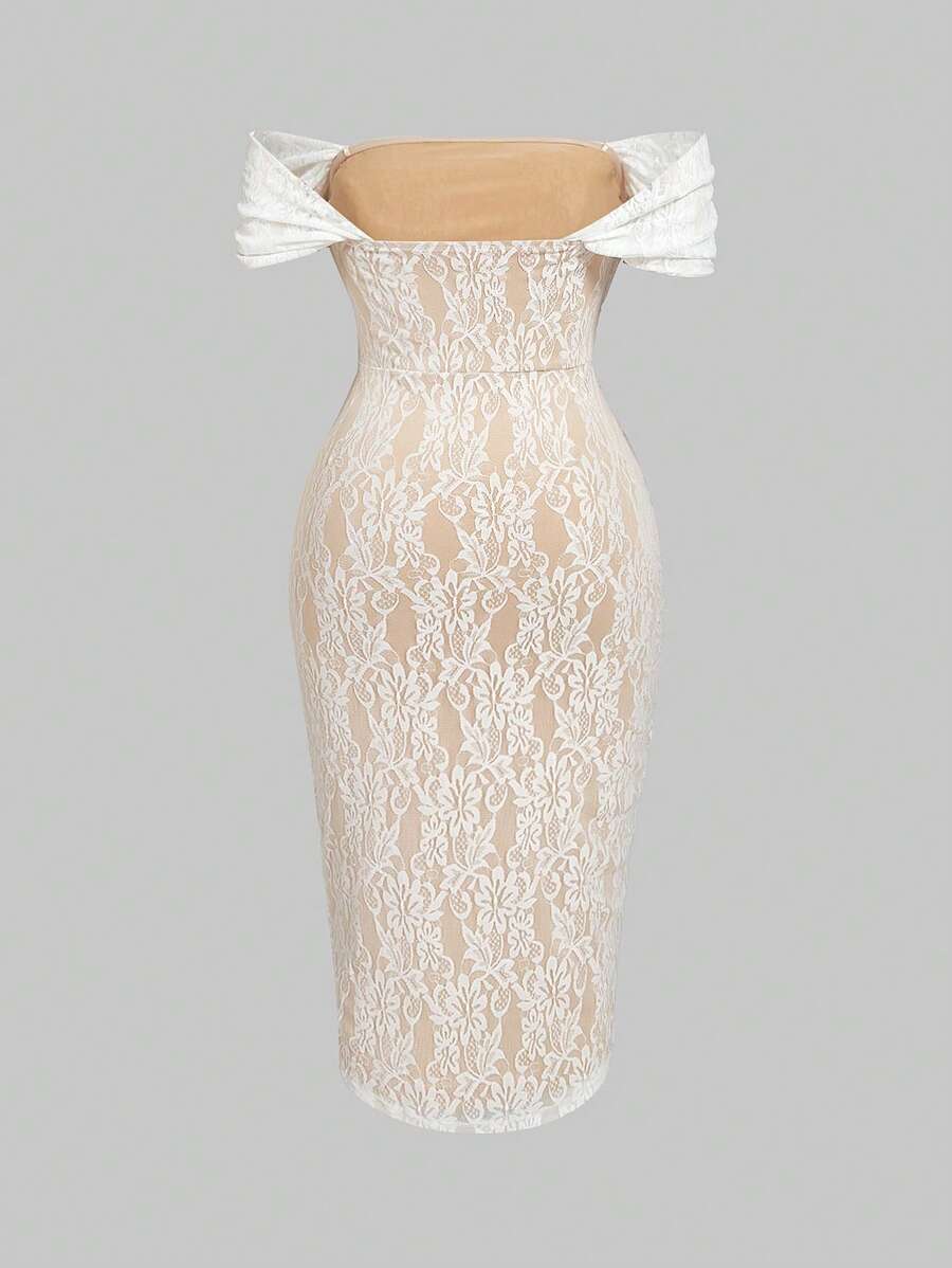 Mujer con curvas luciendo un vestido elegante de encaje blanco hueso con hombros descubiertos y cuerpo fruncido.