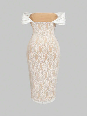 Detalle del tejido de encaje floral del vestido blanco hueso.