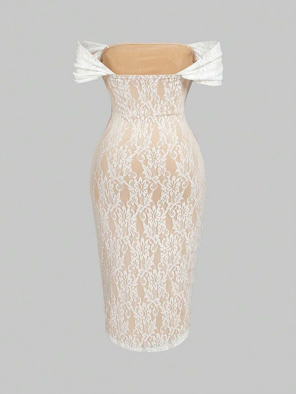 Detalle del tejido de encaje floral del vestido blanco hueso.