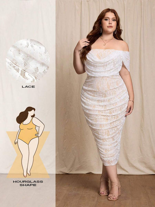 Mujer con curvas luciendo un vestido elegante de encaje blanco hueso con hombros descubiertos y cuerpo fruncido.