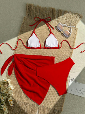 Bikini Rojo 3 Piezas vista del top triángulo con amarres y detalle fruncido.