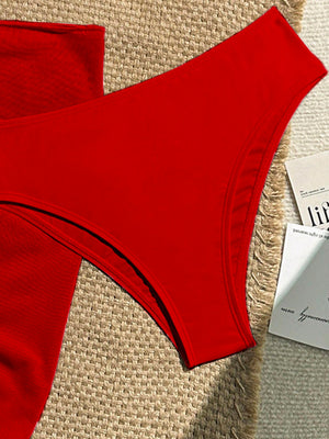 Bikini Rojo 3 Piezas detalle de la braguita roja de corte clásico.