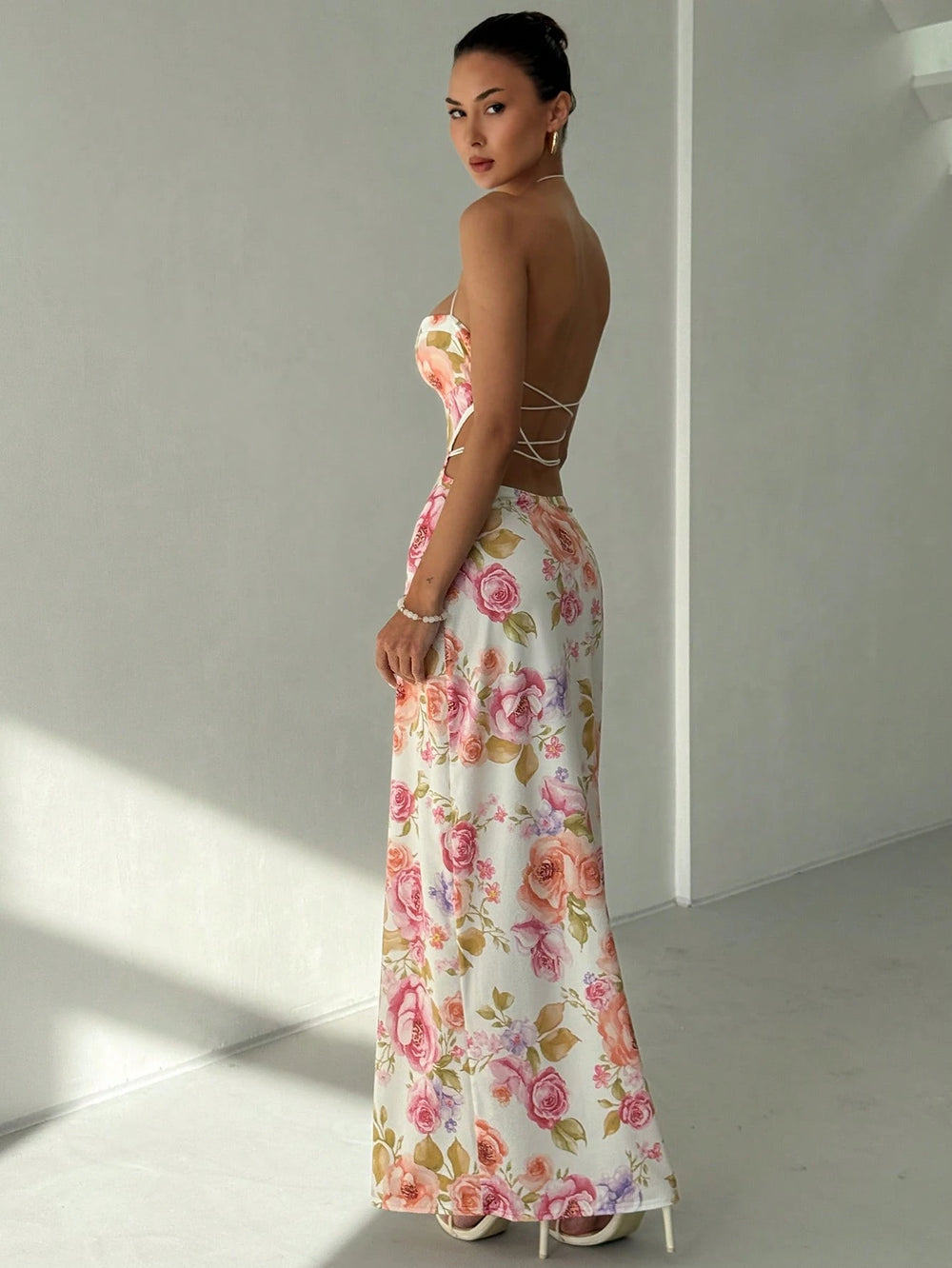 Mujer modelando un Vestido Largo Floral con escote cruzado.