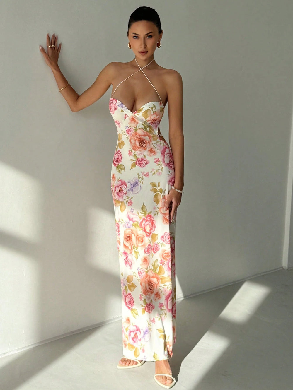 Mujer modelando un Vestido Largo Floral con escote cruzado.