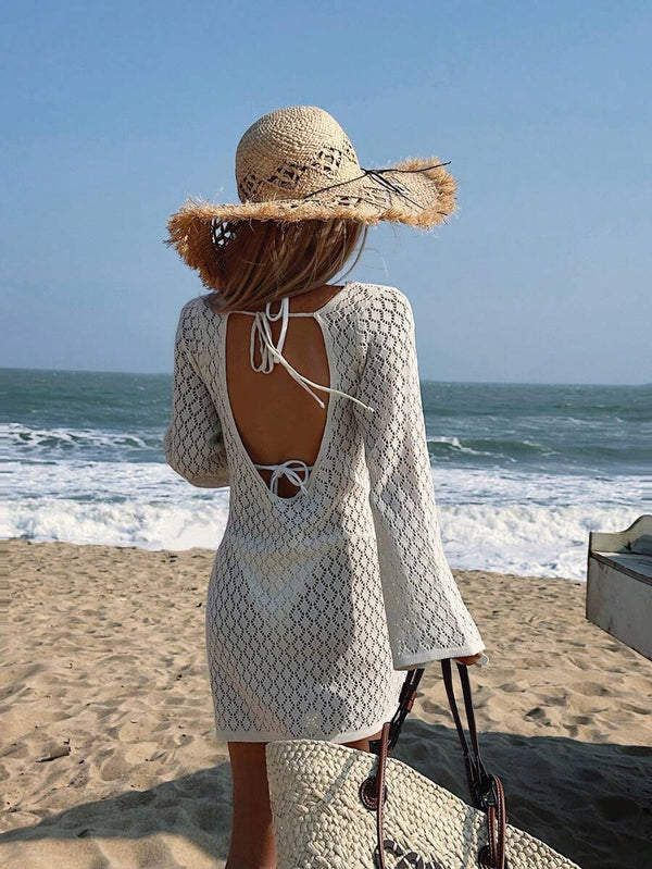 Detalle del escote con abertura de un vestido de playa crochet.