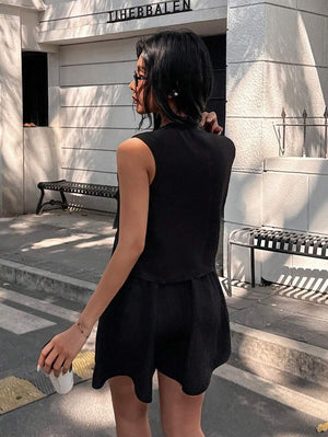 Conjunto blazer negro sin mangas visto de espalda al aire libre.