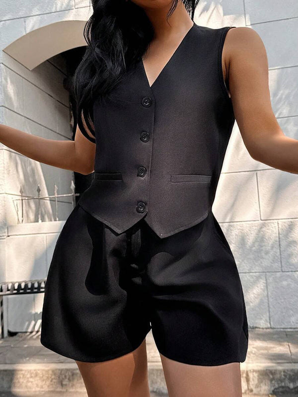 Conjunto blazer negro con corte tipo short en look urbano.