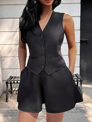 Conjunto blazer negro sin mangas con botones visto de frente.