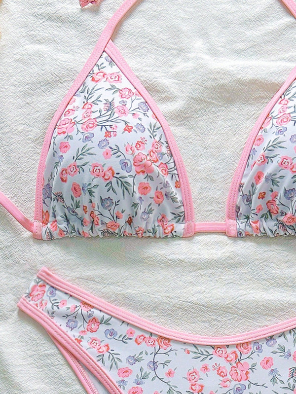 Detalle de estampado floral y ribete rosa en bikini