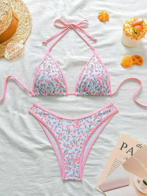 Bikini floral rosa de dos piezas con copa triangular vista frontal