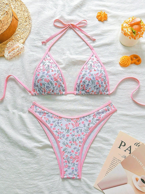 Bikini floral rosa de dos piezas con copa triangular vista frontal