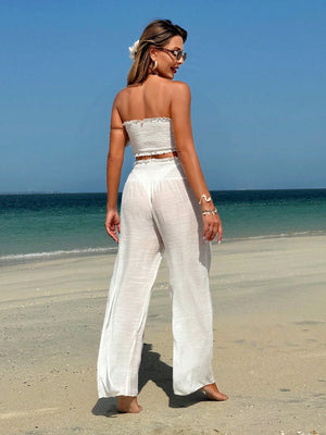 Conjunto blanco sin tirantes crop y pantalón largo playa vista posterior.

