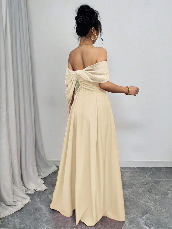 Primer plano del corpiño fruncido de un vestido elegante con escote de hombros descubiertos.