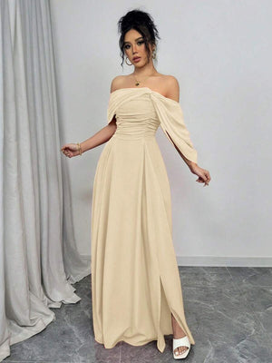Detalle de la silueta de un vestido largo formal con cintura alta y mangas drapeadas.