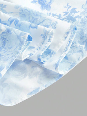 Parte inferior del vestido con falda amplia y el vibrante estampado de flores azules sobre fondo blanco