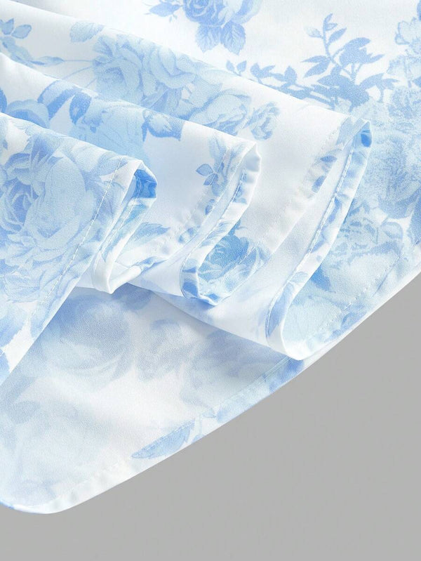 Parte inferior del vestido con falda amplia y el vibrante estampado de flores azules sobre fondo blanco