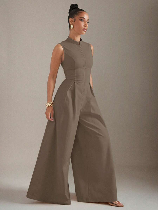 Detalle de la pierna ancha y fluida de un jumpsuit estilo palazzo en color marrón.