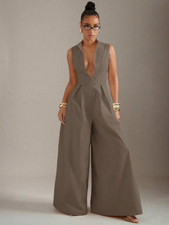 Vista completa de un jumpsuit elegante color marrón topo con pierna ancha y escote en V profundo.