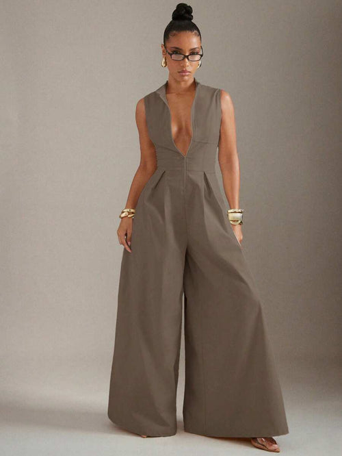 Vista completa de un jumpsuit elegante color marrón topo con pierna ancha y escote en V profundo.