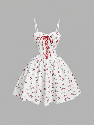 Vestido Blanco Corto Con Estampado De Cerezas y tirantes finos vista frontal.
