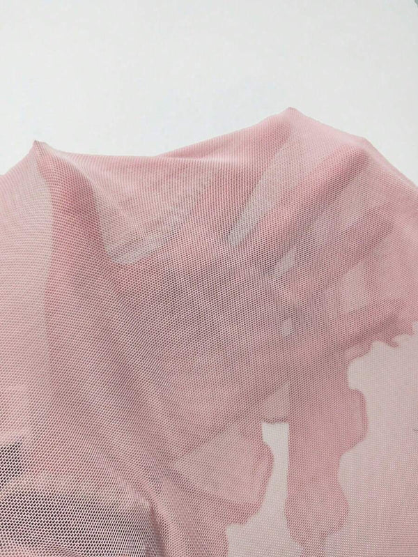 Detalle del escote cruzado en la espalda de un vestido rosa de fiesta con hombros descubiertos.