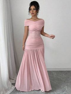 Silueta de un vestido largo rosa ajustado con detalles ruched en la cintura y espalda.