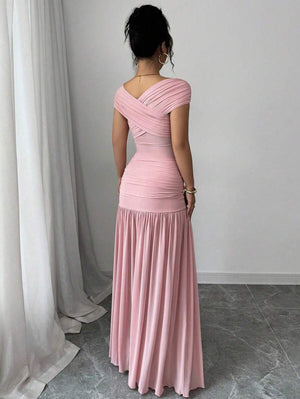 Vista trasera de un vestido largo elegante de color rosa con detalles fruncidos y escote cruzado en la espalda.