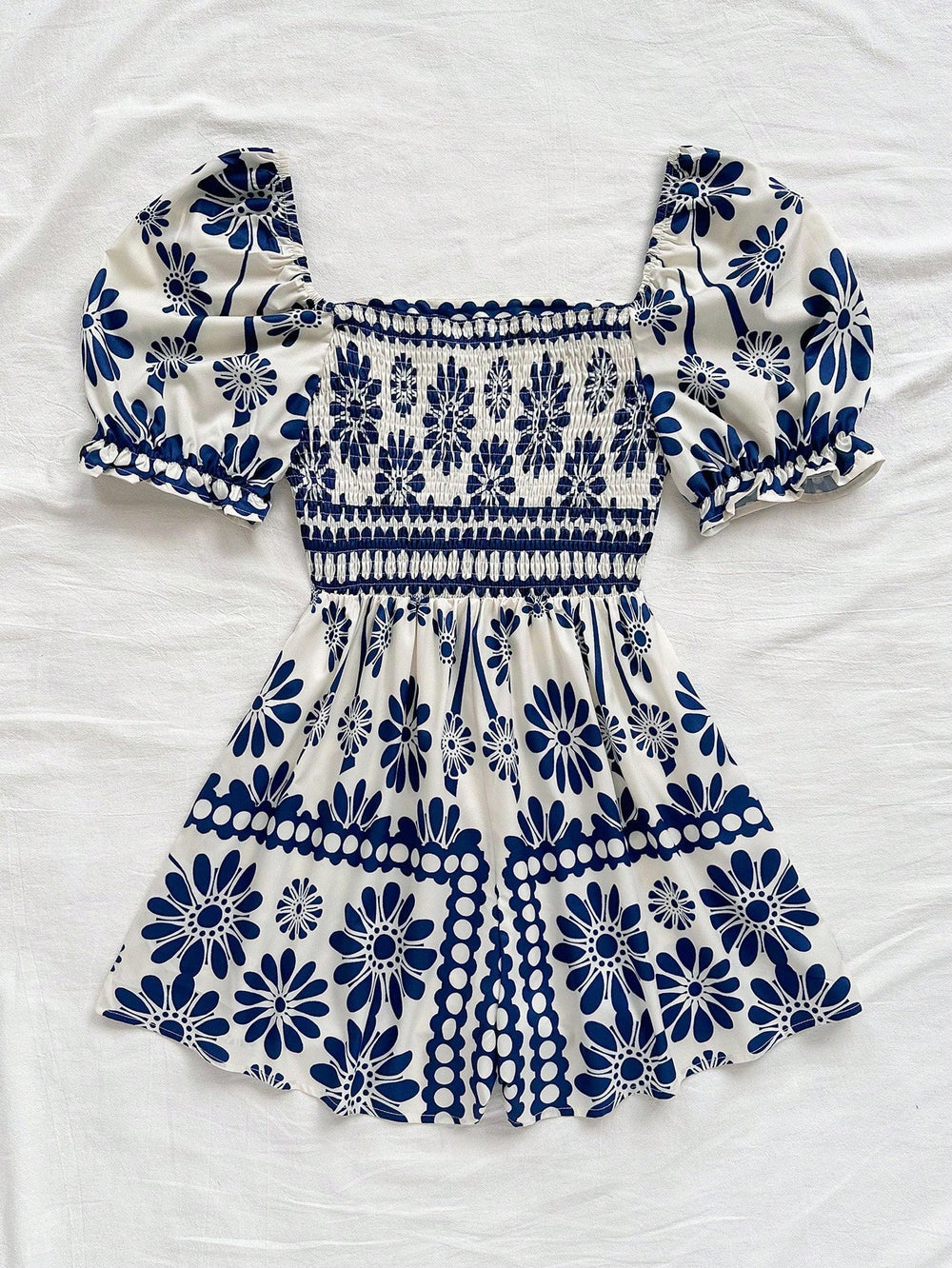 Vestido Corto Floral Azul Y Blanco Con Manga Farol Y Escote Cuadrado en vista frontal.
