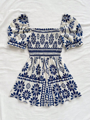 Vestido Corto Floral Azul Y Blanco Con Manga Farol Y Escote Cuadrado en vista trasera.
