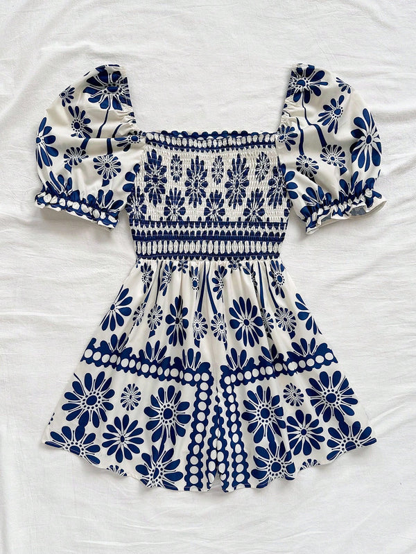 Vestido Corto Floral Azul Y Blanco Con Manga Farol Y Escote Cuadrado en vista trasera.
