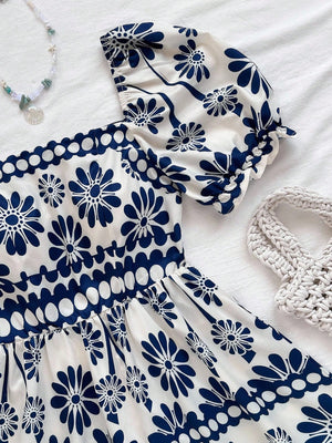 Vestido Corto Floral Azul Y Blanco Con Manga Farol Y Escote Cuadrado con detalle superior.
