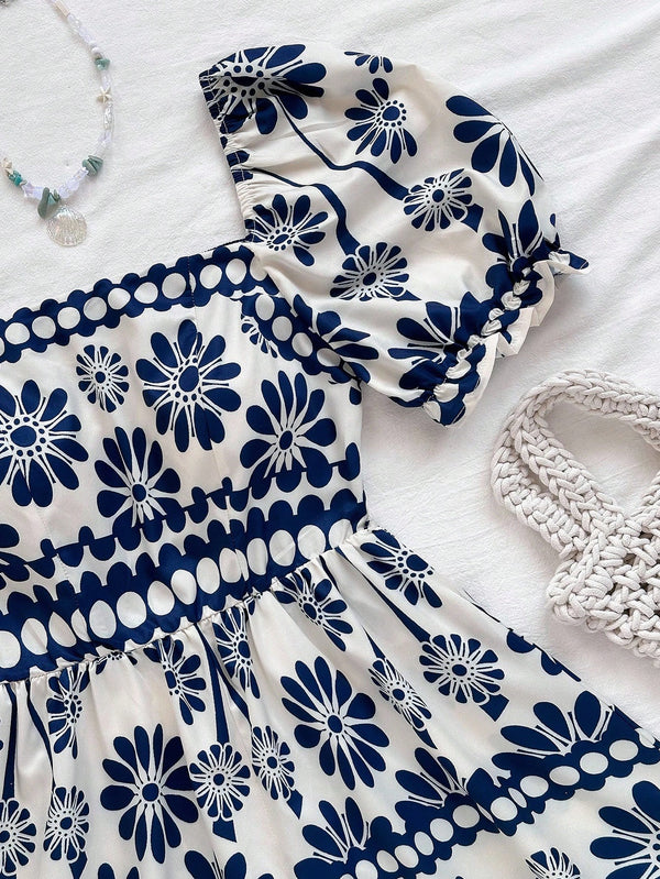 Vestido Corto Floral Azul Y Blanco Con Manga Farol Y Escote Cuadrado con detalle superior.
