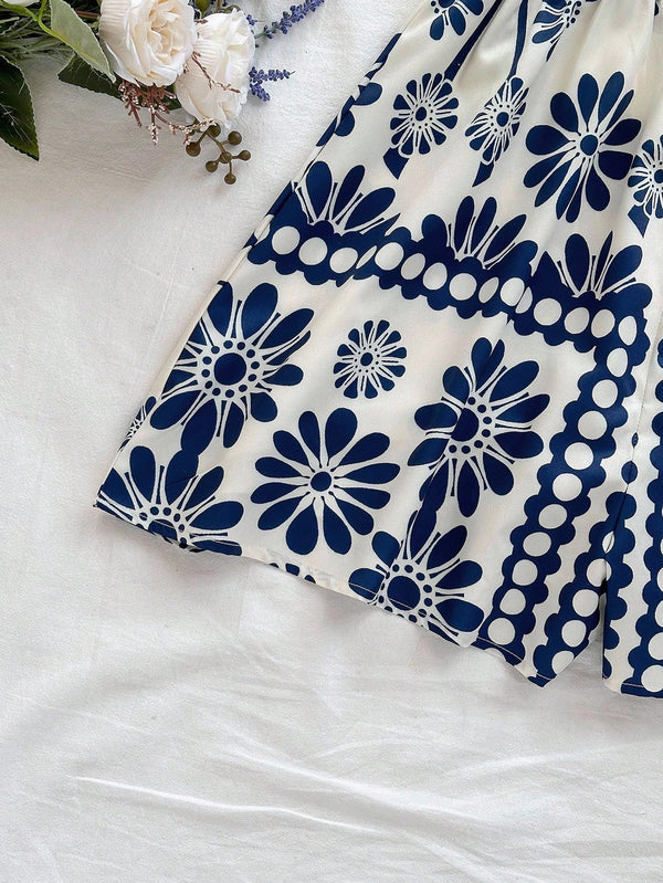 Vestido Corto Floral Azul Y Blanco Con Manga Farol Y Escote Cuadrado con detalle del estampado.