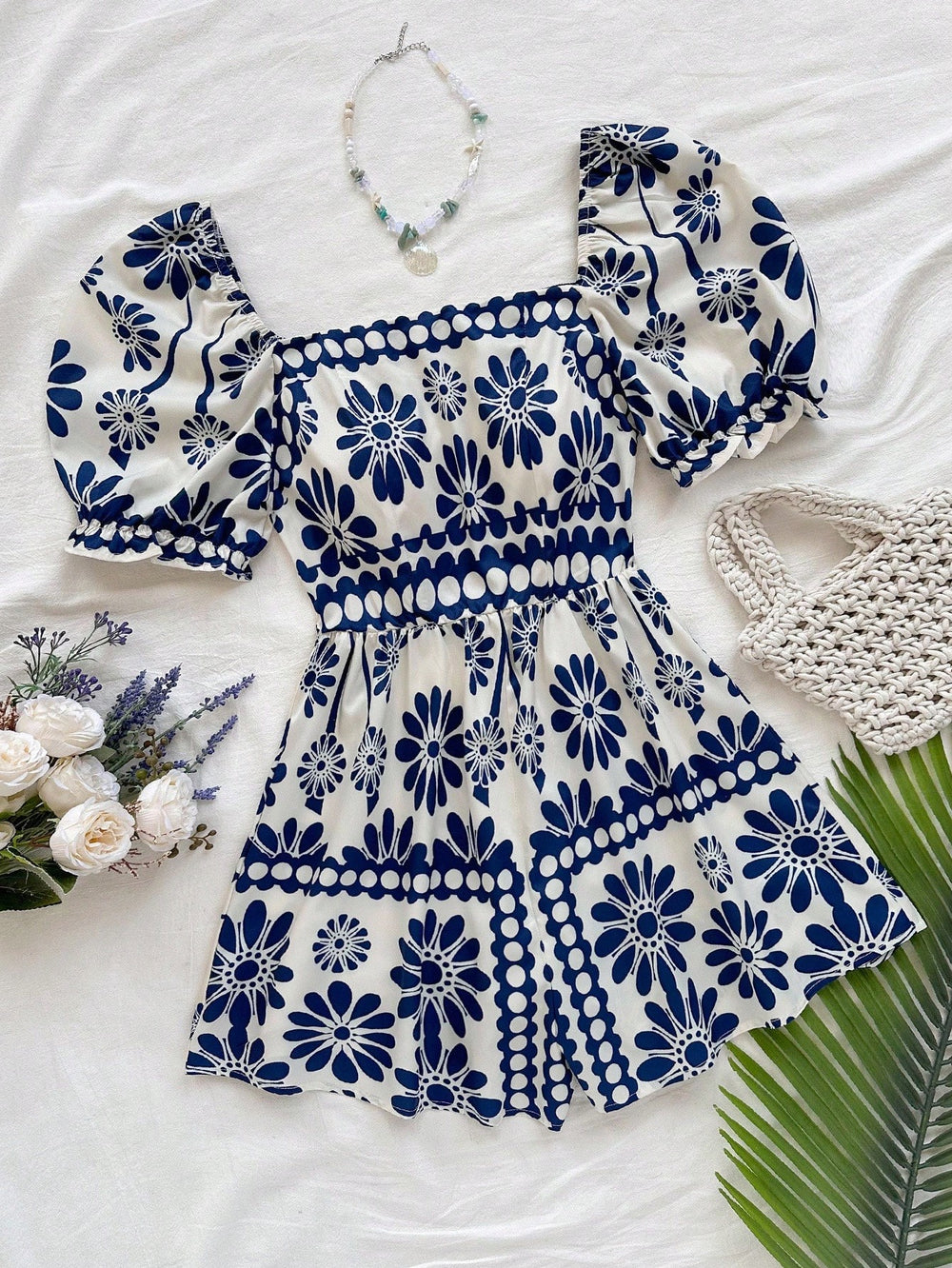 Vestido Corto Floral Azul Y Blanco Con Manga Farol Y Escote Cuadrado en vista frontal.
