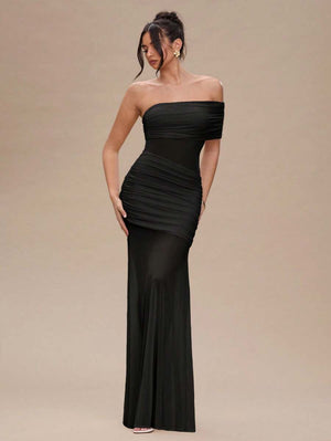 Vista de la falda larga tipo sirena de un elegante vestido negro de fiesta.