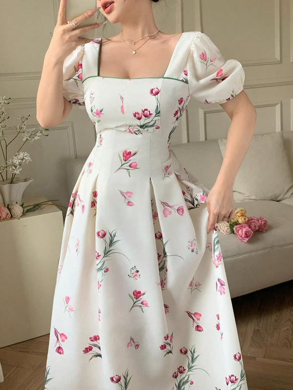 Detalle de escote cuadrado y estampado floral del vestido