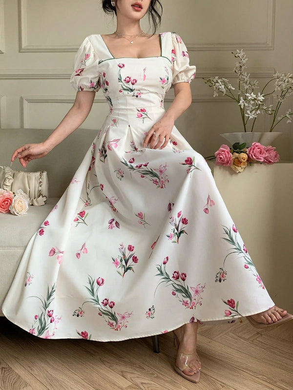 Vestido largo floral con falda campana en estilo elegante