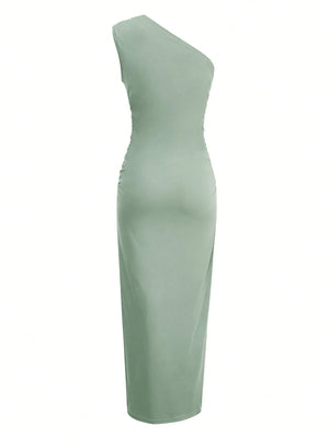 Vestido Largo Verde Elegante Ajustado Con Cuello Asimétrico vista lateral