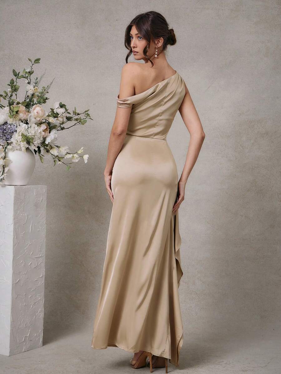 Vestido caqui largo de satén con cuello asimétrico y abertura frontal