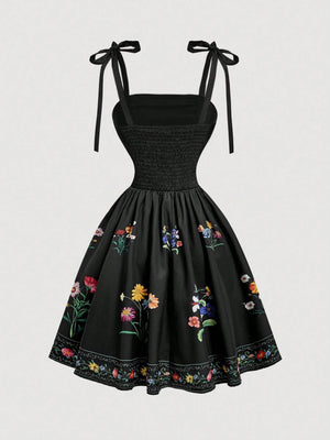 Vestido Corto Negro Bordado Floral Con Tirantes De Lazo vista trasera del diseño.
